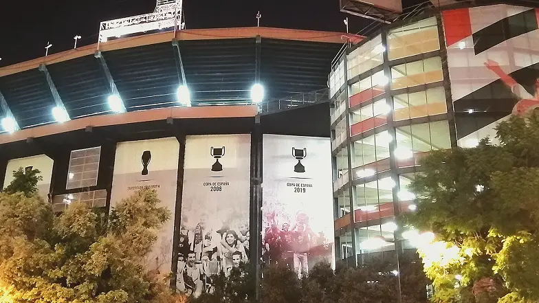 门将出球组织的赛场实拍(扑救:依然是立身之本)